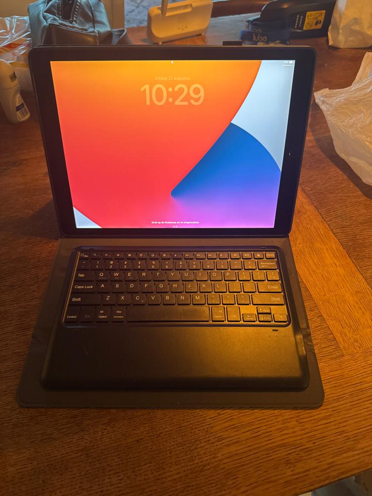 Apple ipad pro 12,9 inch 2 de gen, toetsenbord, hoesje, Gebruikt, 12 inch, Ophalen of Verzenden, Apple iPad Pro