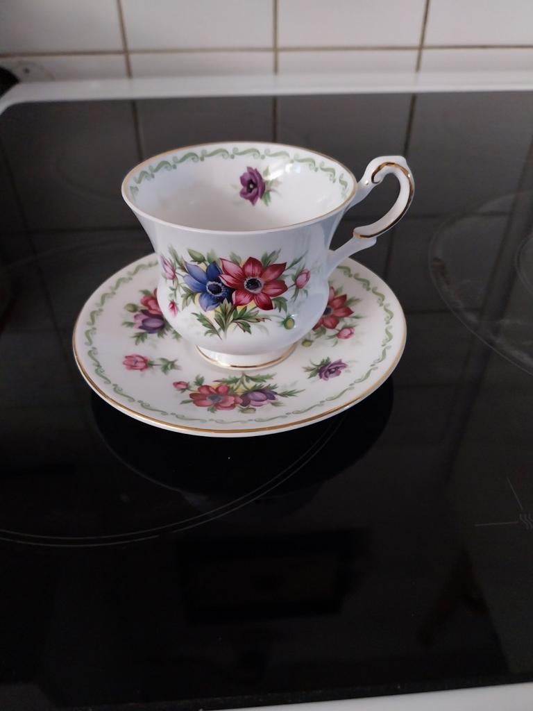 Queen's Maand July Theekopje met Schotel - Bloemmotief, Antiek en Kunst, Antiek | Porselein, Ophalen of Verzenden