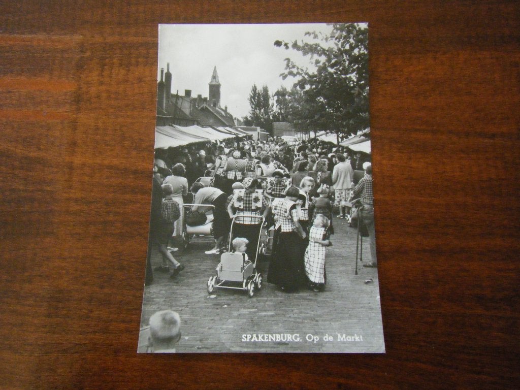 F89 - Spakenburg - Op de Markt - Mooi/Oud, Ophalen of Verzenden, 1940 tot 1960, Utrecht