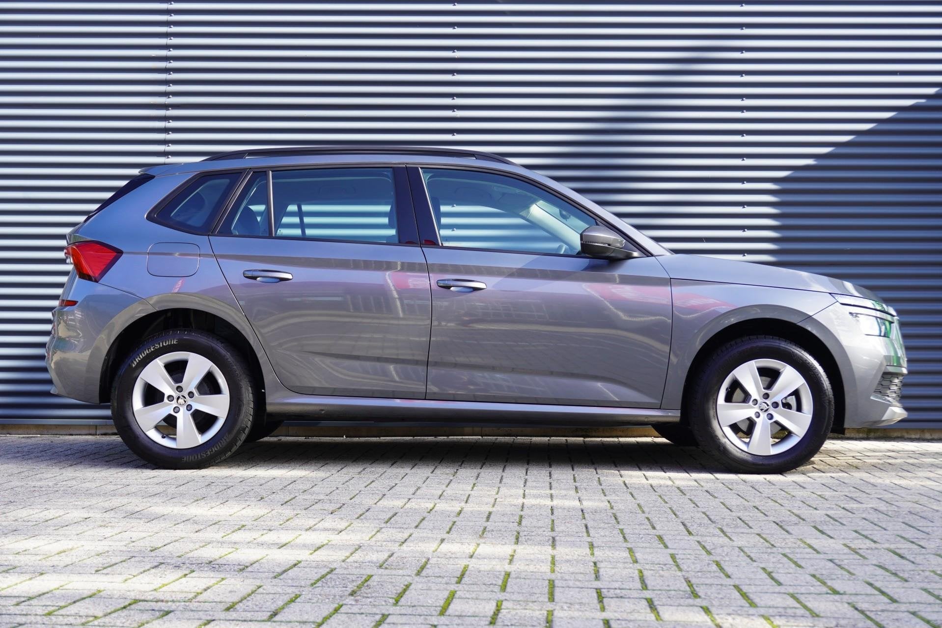 Skoda Kamiq 1.0 TSI 110pk Ambition | Trekhaak | Navigatie |, Auto's, 12 maanden, Stof, Gebruikt, 610 kg