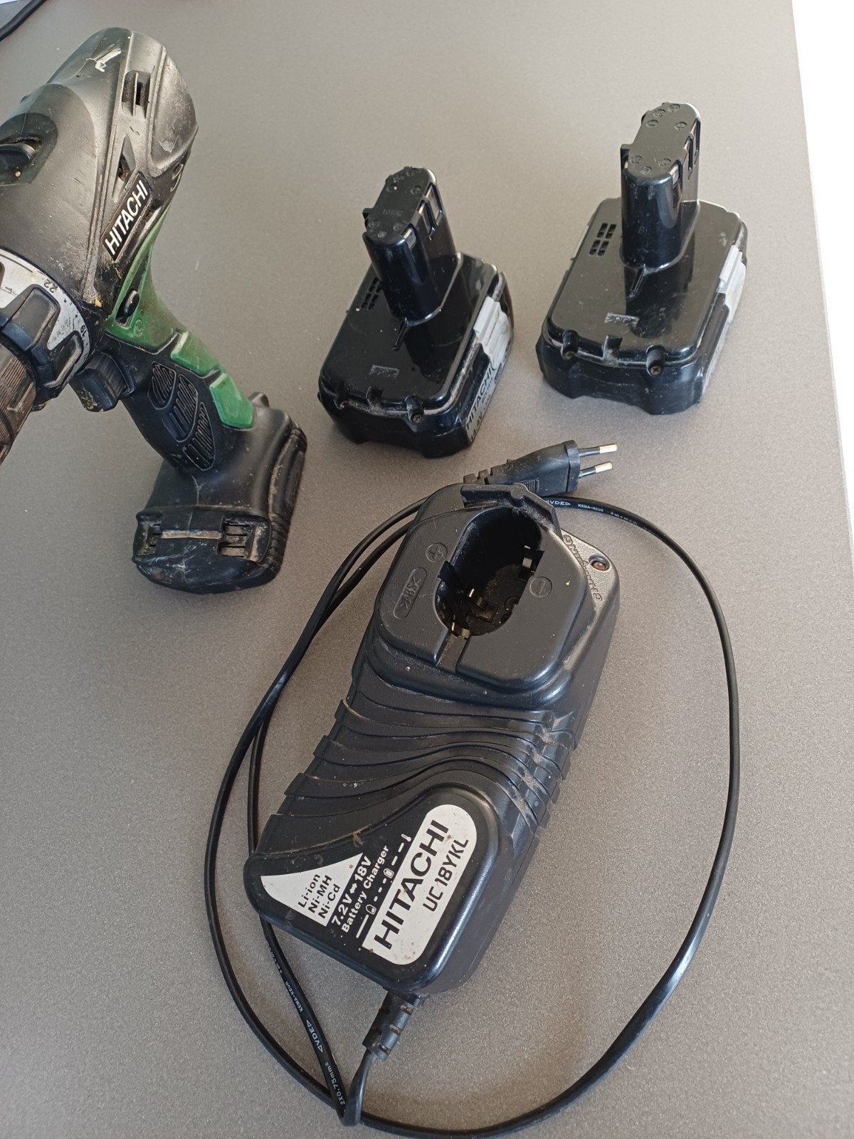 Hitachi acculader met 2x 14,4v 1,5A accu’s (zijn nog prima)., Doe-het-zelf en Verbouw, Gereedschap | Boormachines, Ophalen, Gebruikt