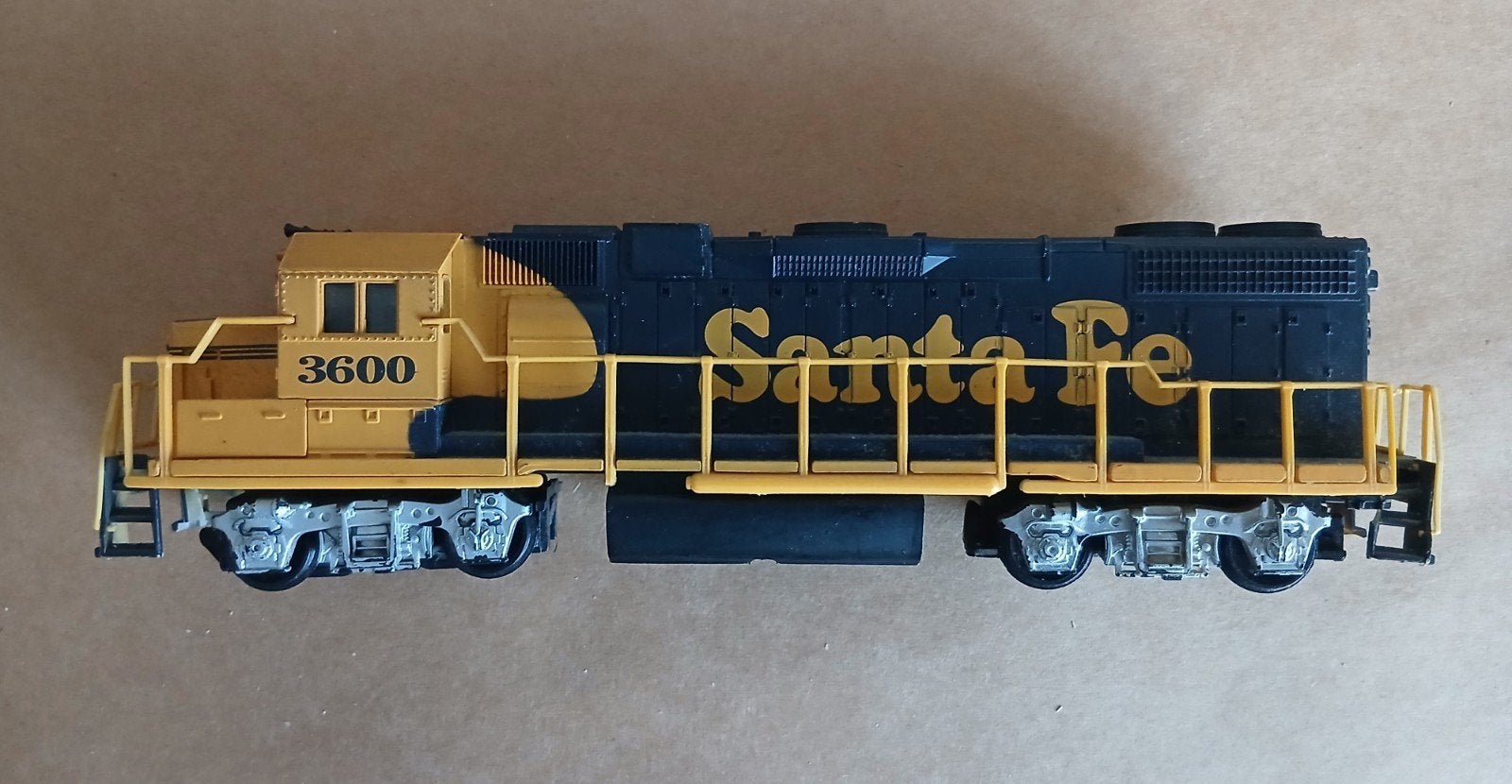 Diesel locomotief Santa Fe dummy, Ophalen of Verzenden, Gelijkstroom, Locomotief, Overige merken