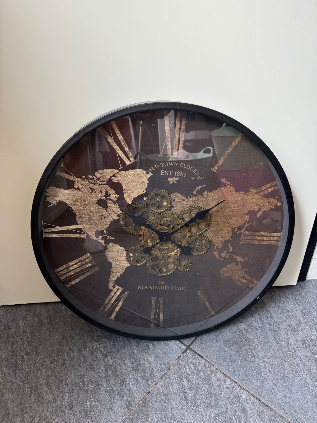 Grote Wandklok met Wereldkaart en Zichtbaar Uurwerk, Huis en Inrichting, Ophalen, Wandklok, Zichtbaar uurwerk, Vintage
