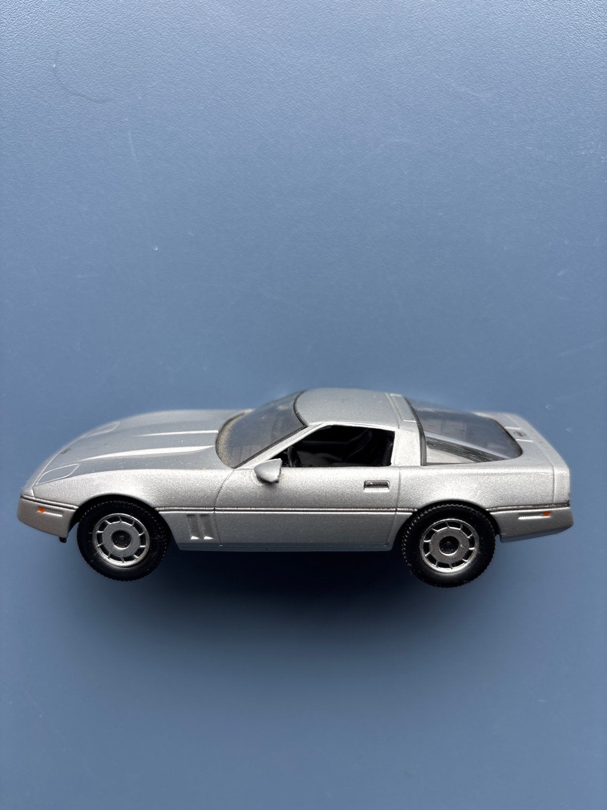 James Bond Collectie 1/43 Chevrolet Corvette, Ophalen of Verzenden, Zo goed als nieuw, Auto, Overige merken