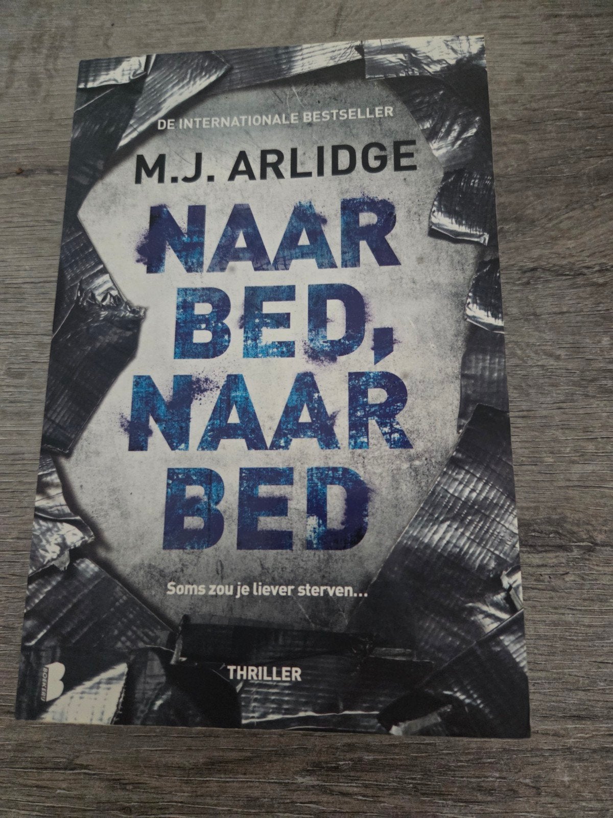 M.J. Arlidge - Naar Bed, Naar Bed (Thriller), Boeken, Ophalen of Verzenden, Gelezen, M.J. Arlidge, Europa overig