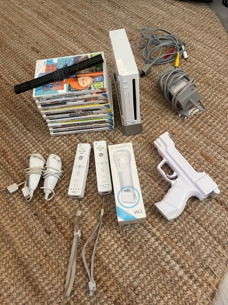 Nintendo Wii + 9 games, 2 controllers en accessoires, Ophalen of Verzenden, Gebruikt, Met 2 controllers