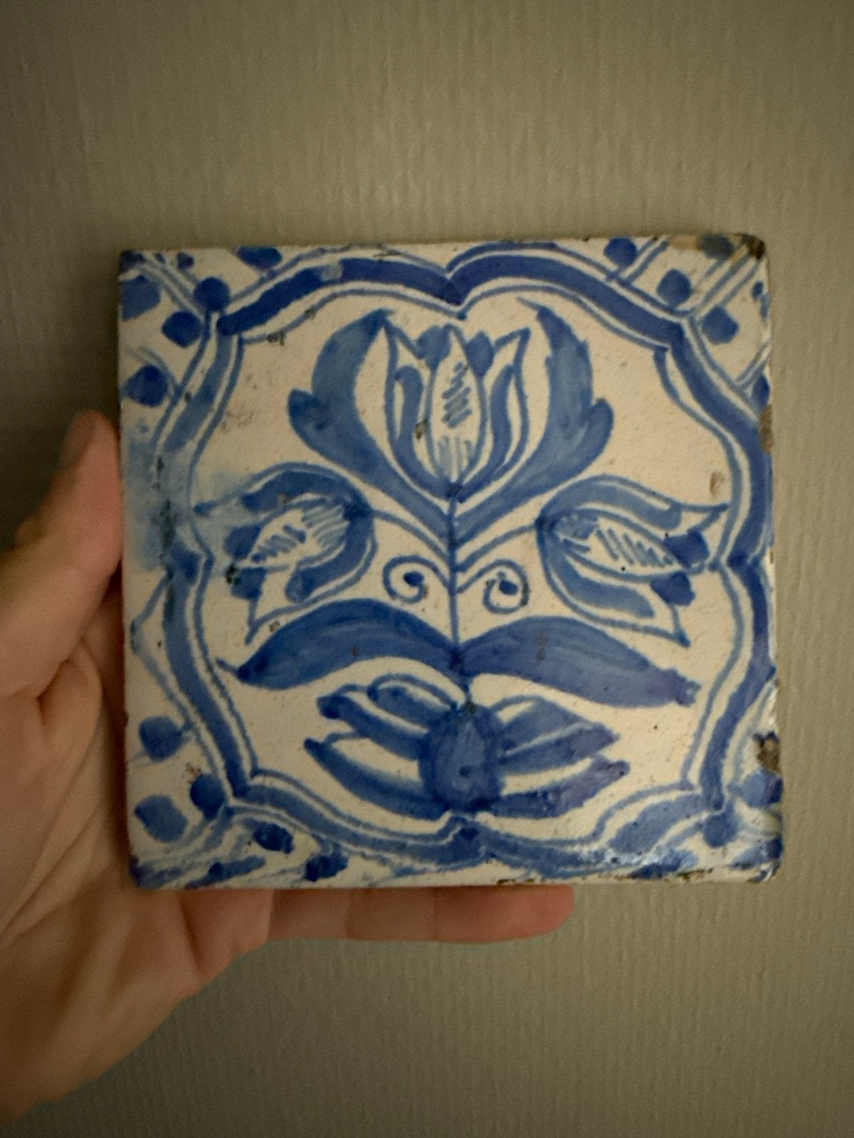 Antieke Wan Li Tulp Tegel - Blauw-Wit Delfts Aardewerk, Antiek en Kunst, Ophalen of Verzenden