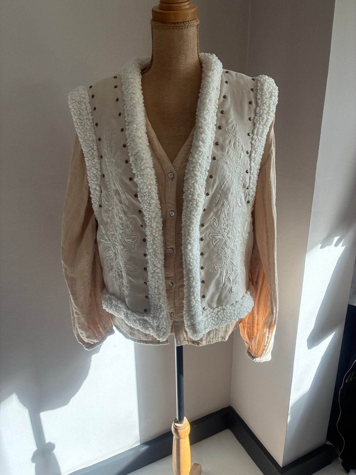 Cotton Club Gilet XL/XXL - Crème met borduursel en teddy, Ophalen of Verzenden, Zo goed als nieuw, Maat 46/48 (XL) of groter, Beige