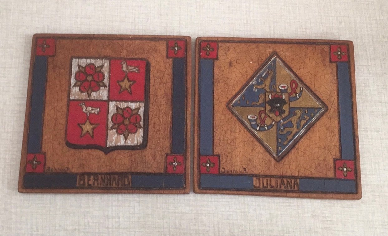 Vintage houten onderzetters met wapenschilden (2 stuks), Ophalen of Verzenden