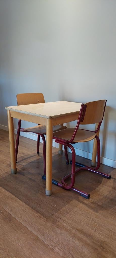 Schilte schooltafeltje met 2 stoeltjes - Vintage set, Kinderen en Baby's, Kinderkamer | Tafels en Stoelen, Ophalen, Gebruikt, Tafel(s) en Stoel(en)