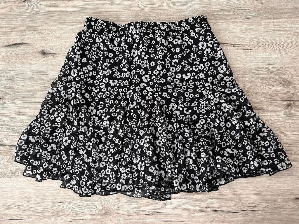 Amisu rok zwart met bloemenprint maat 34, Verzenden, Zwart, Maat 34 (XS) of kleiner, Gedragen