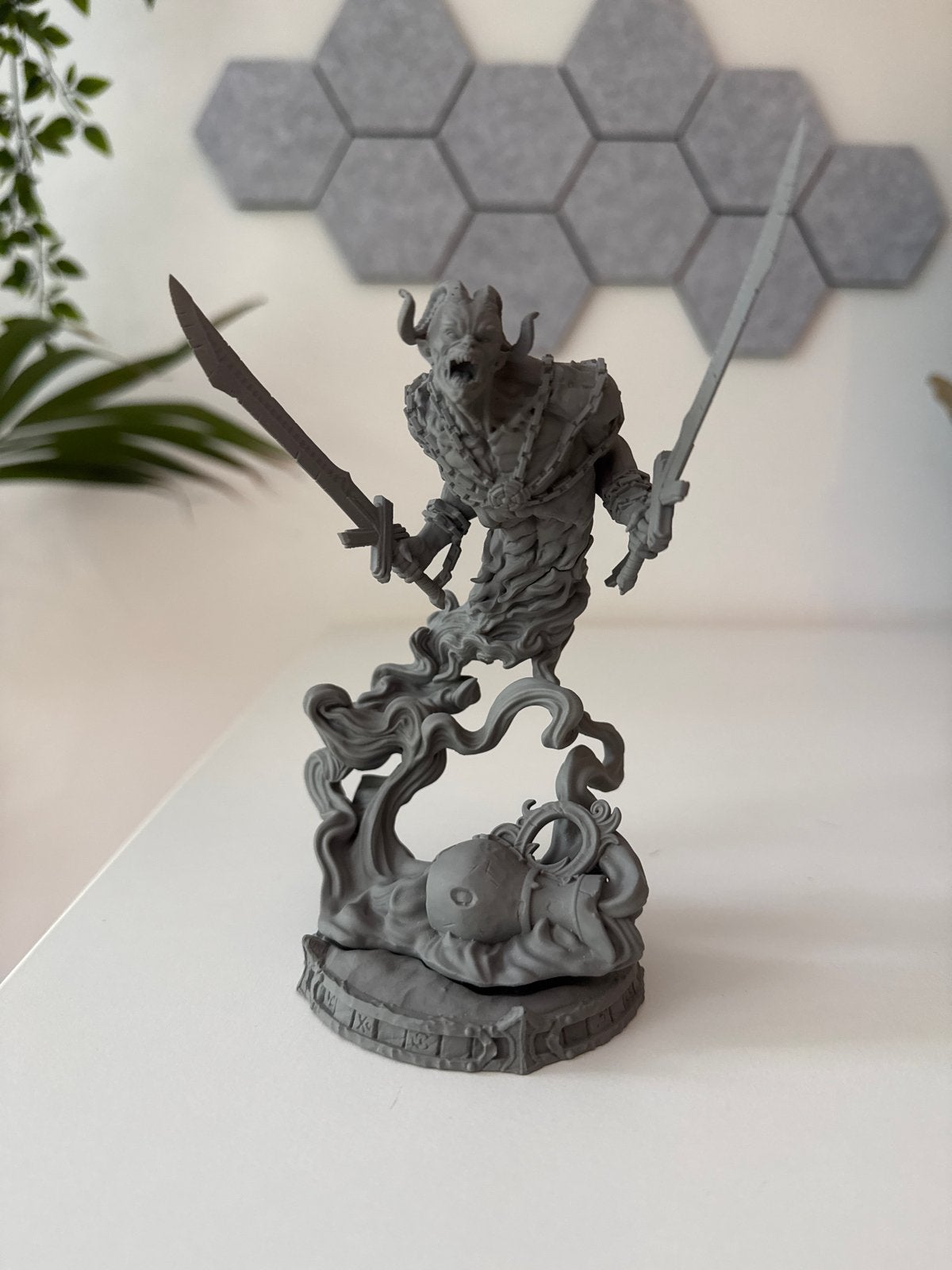 Gedetailleerd 3D-geprint fantasiefiguur met zwaarden, Ophalen of Verzenden, Zo goed als nieuw