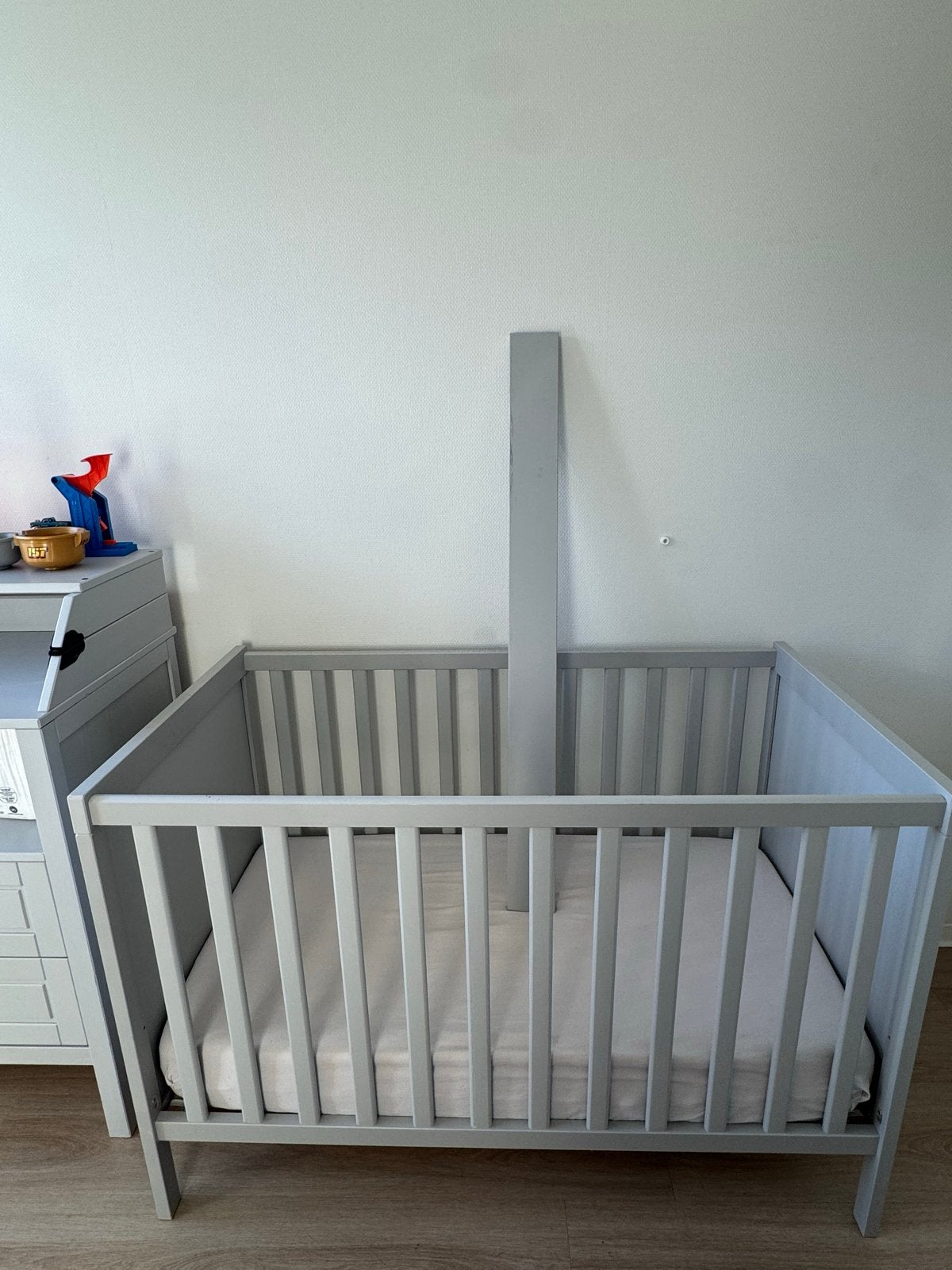 IKEA SUNDVIK Ledikant Grijs incl. Matras, Ophalen, Gebruikt, Ledikant