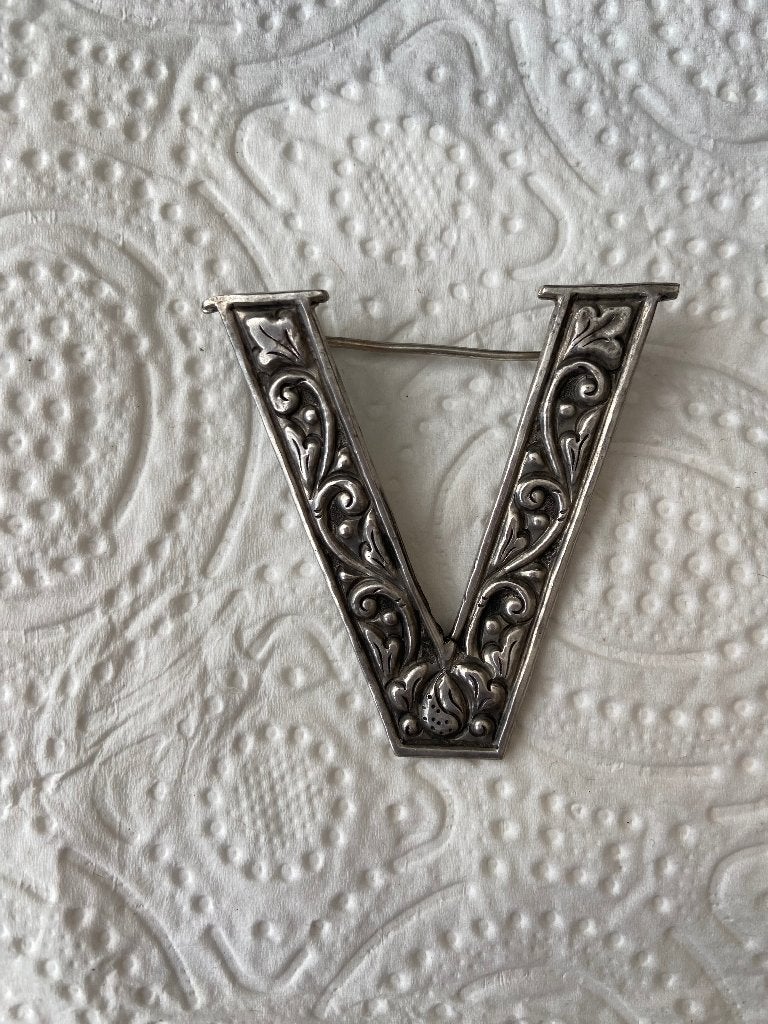 Zilveren broche in de vorm van een V, 4 tot 7 cm, Gebruikt, Ophalen of Verzenden, Zilver
