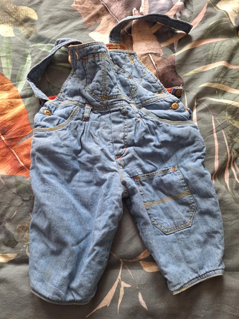 Leuke spijker tuinbroek met ruitjesprint maat 74, Kinderen en Baby's, Babykleding | Maat 86, Gebruikt, Broekje, Jongetje of Meisje