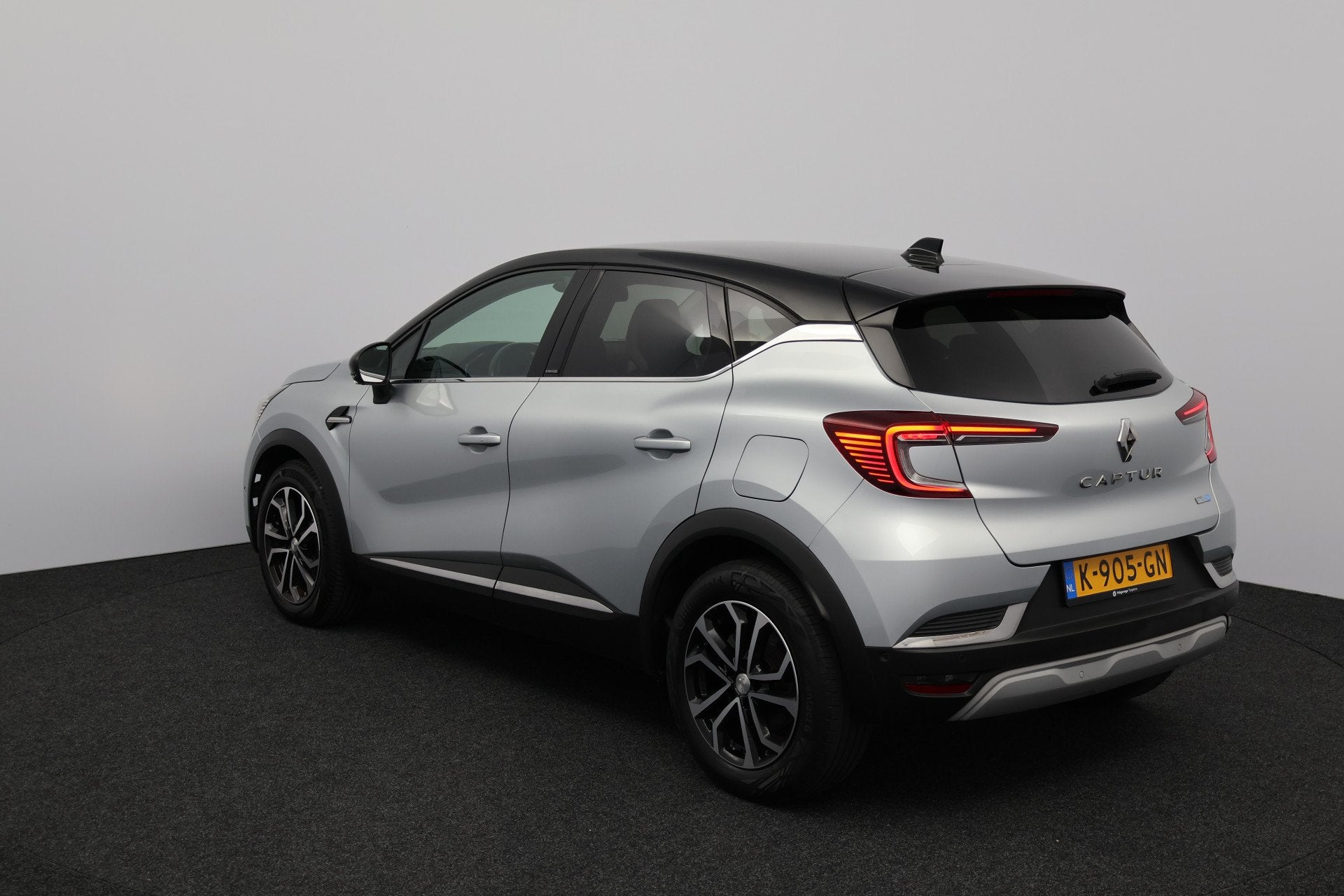 Foto 2 van Renault Captur 1.6 E-Tech Plug-in Hybrid 160 Intens/ Automaa