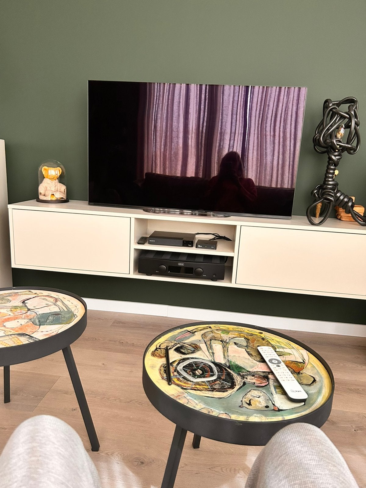 Zwevend tv meubel kleur taupe, Ophalen