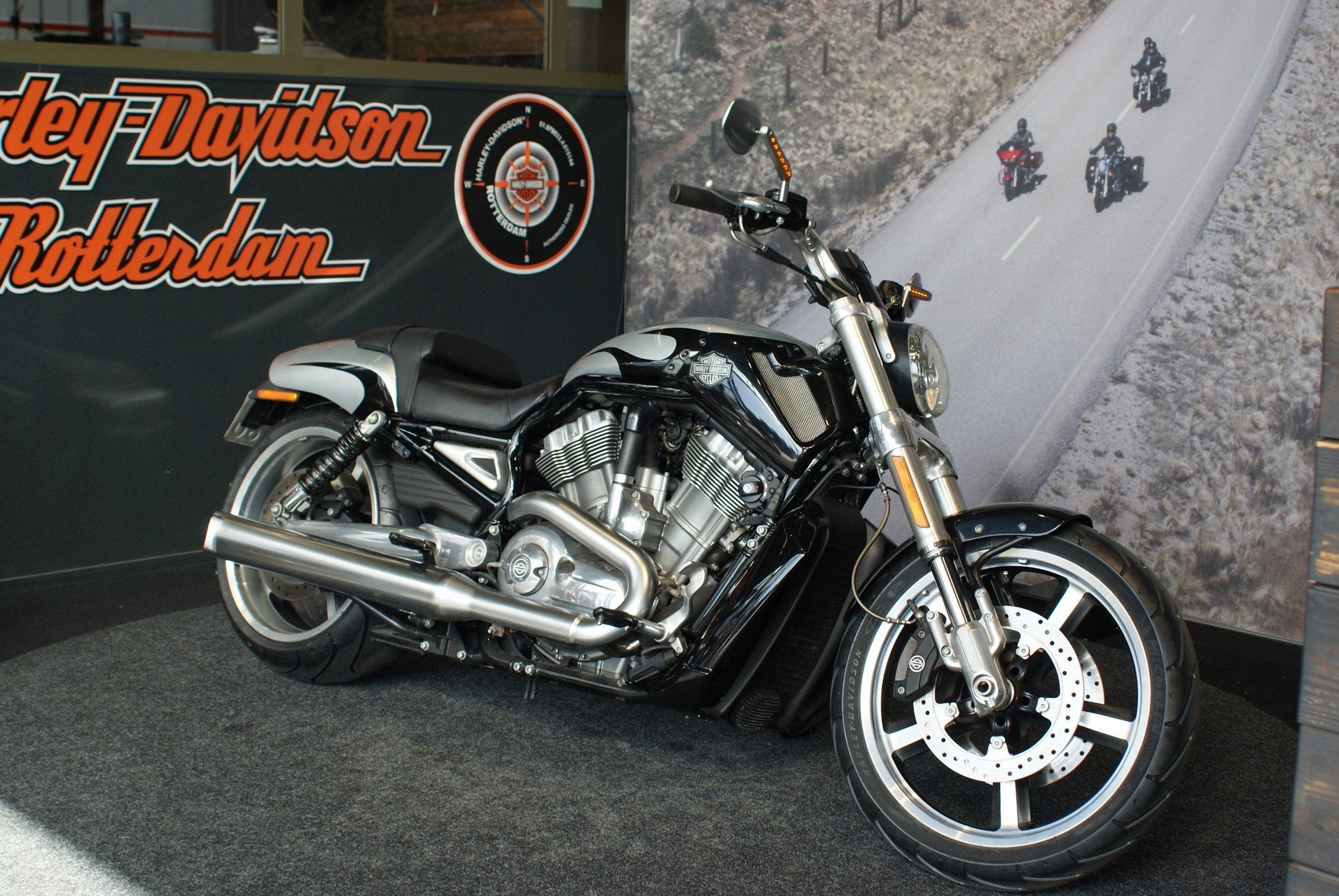 Harley-Davidson VRSCF V-Rod Muscle (bj 2009), Motoren, Motoren | Harley-Davidson, Laan van Vredenoord 33
2289 DA  RIJSWIJK, NL