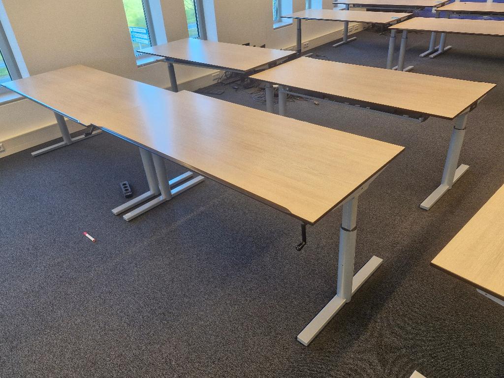 Gispen TM bureau met slinger, zeer robuust NL design, Parallelweg West 23, 4104 AR Culemborg, 180 cm, Info@gispen.nl, In hoogte verstelbaar