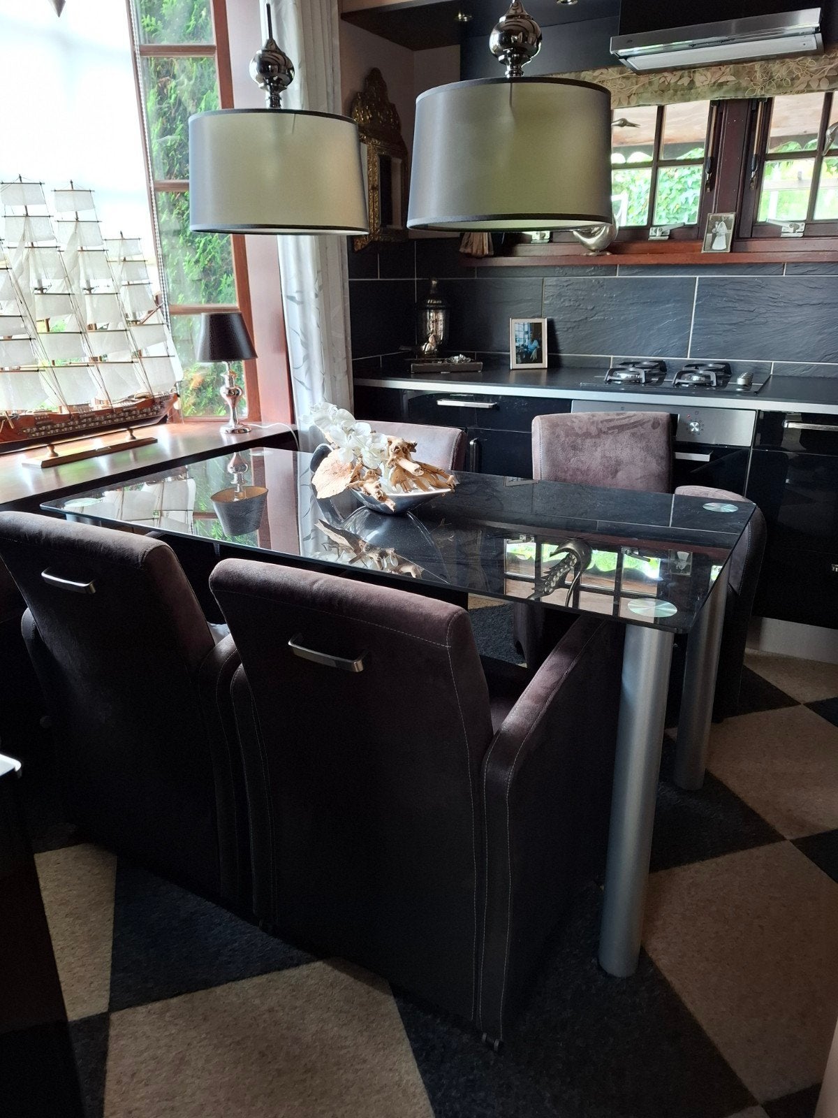 Eethoek met 4 stoelen en tafel (1.50x0.80x0.75m), Ophalen