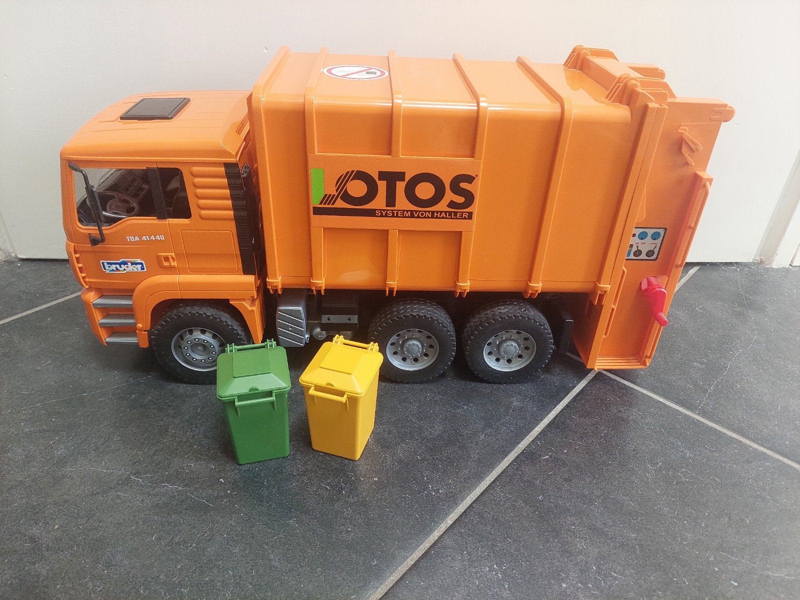 Bruder MAN TGA Vuilniswagen met 2 Afvalbakken, Ophalen of Verzenden, Gebruikt
