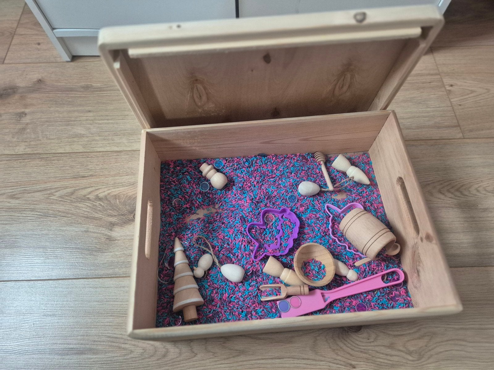 Sensorische speelbak met rijst en houten speelgoed, Ophalen of Verzenden, Gebruikt, Jongen of Meisje