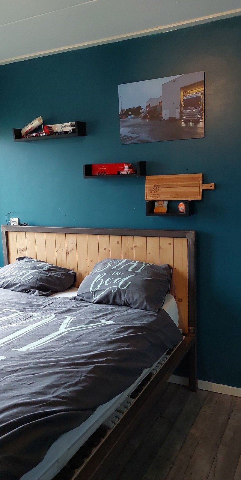 Bed met houten hoofdbord en metalen frame, Huis en Inrichting, Slaapkamer | Bedden, Ophalen, Gebruikt, Bruin, Tweepersoons