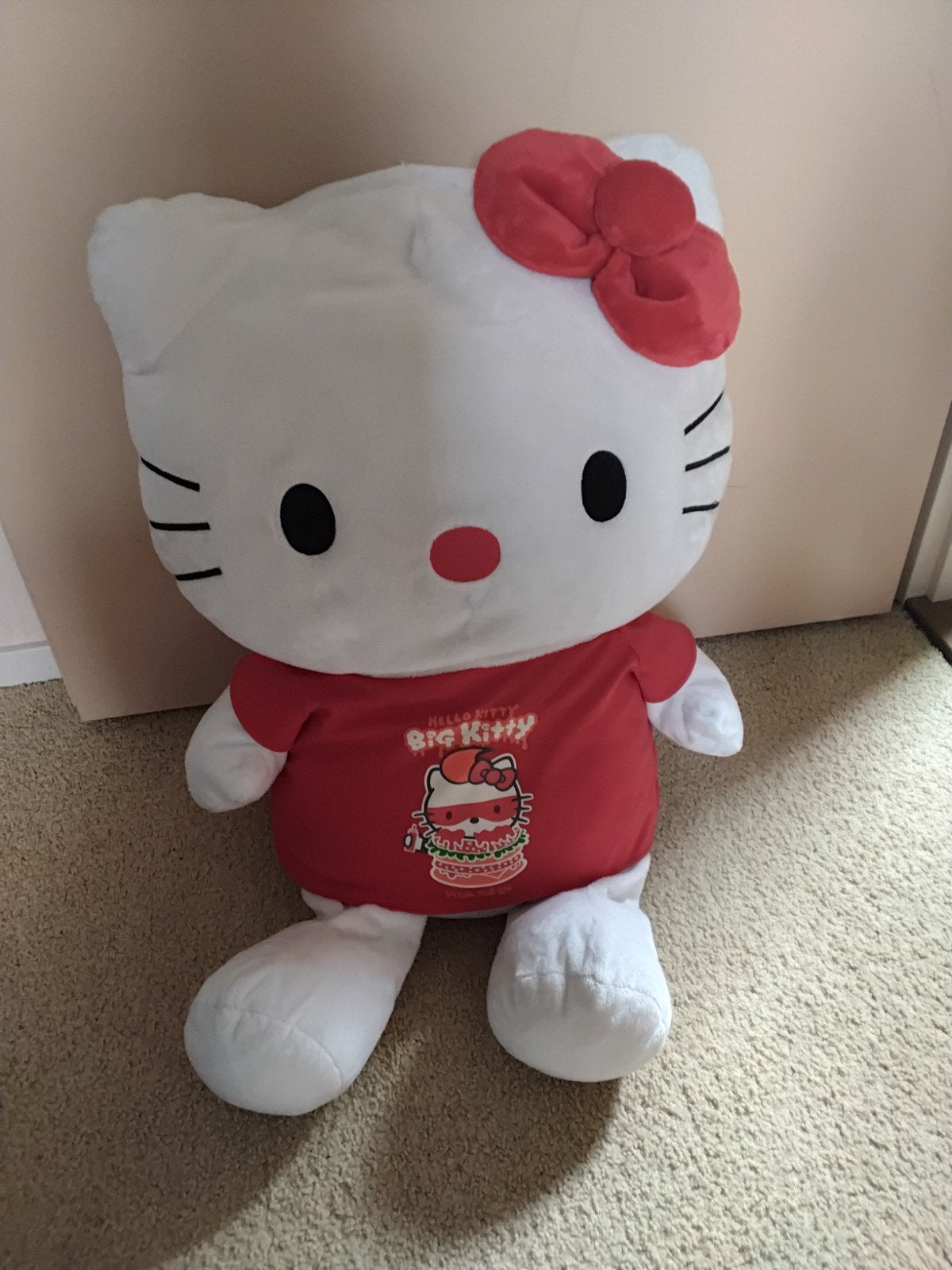 Grote Hello Kitty knuffel met rood shirt, Overige merken, Overige typen, Ophalen of Verzenden, Zo goed als nieuw