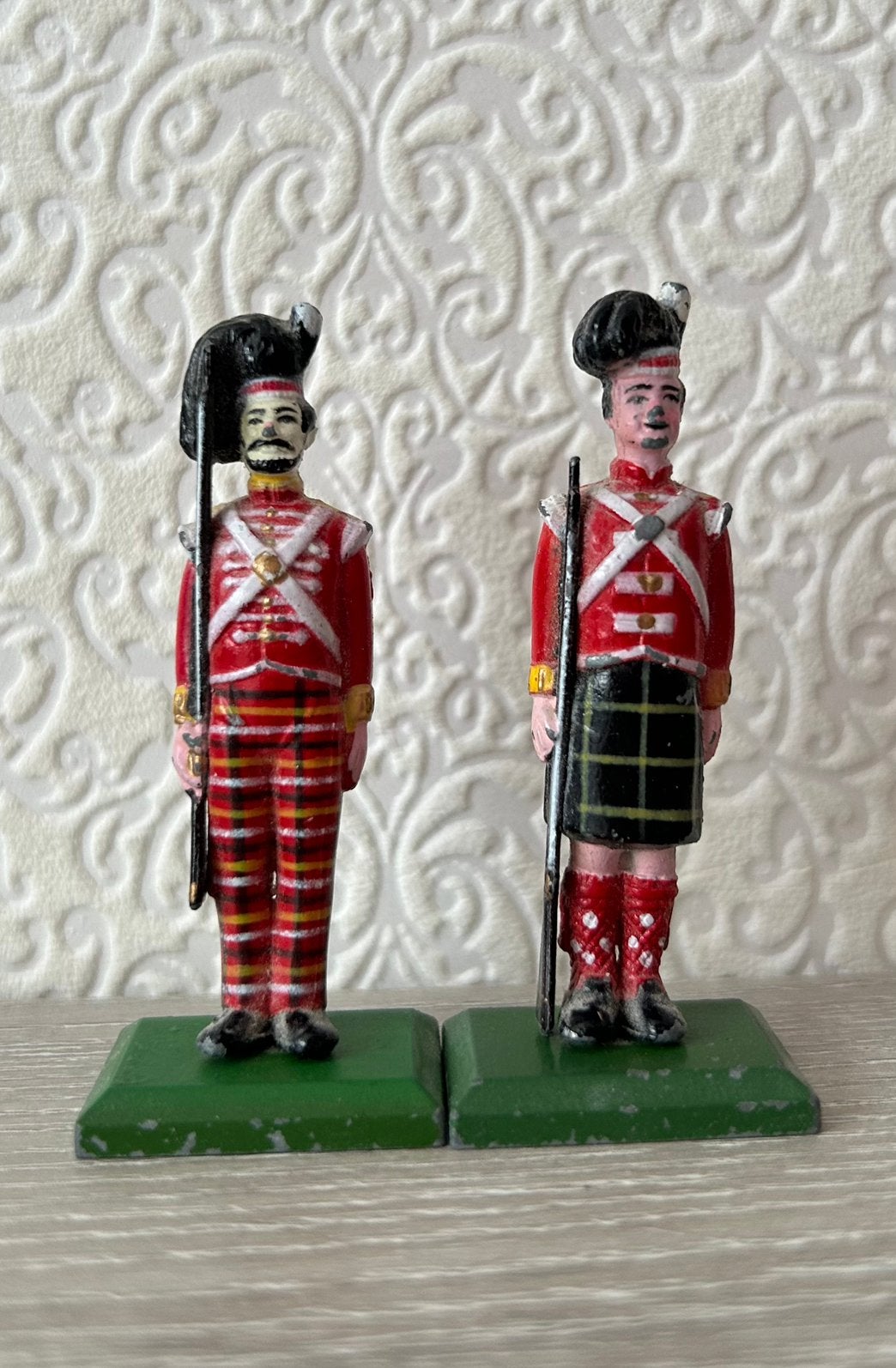 Twee tinnen soldaatjes scots guard, Ophalen of Verzenden, Gebruikt