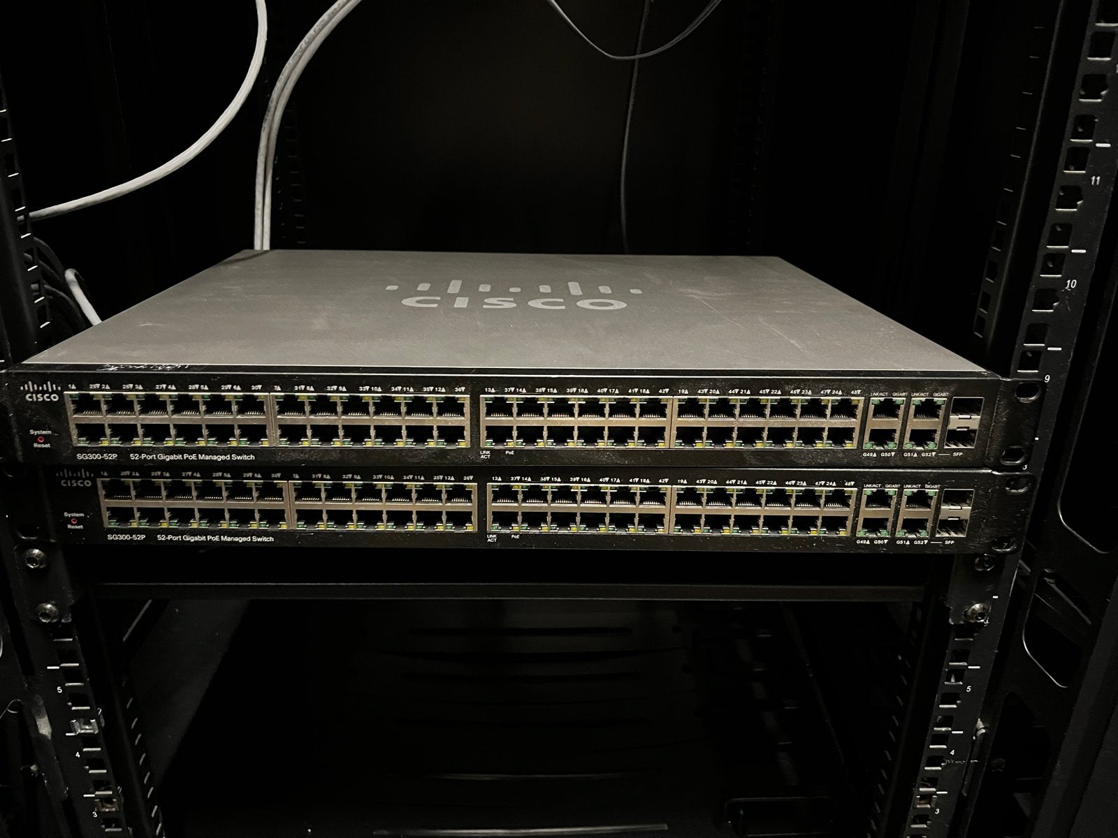 Cisco SG300-52P 52-Poort Gigabit PoE Managed Switch, Ophalen of Verzenden, Gebruikt