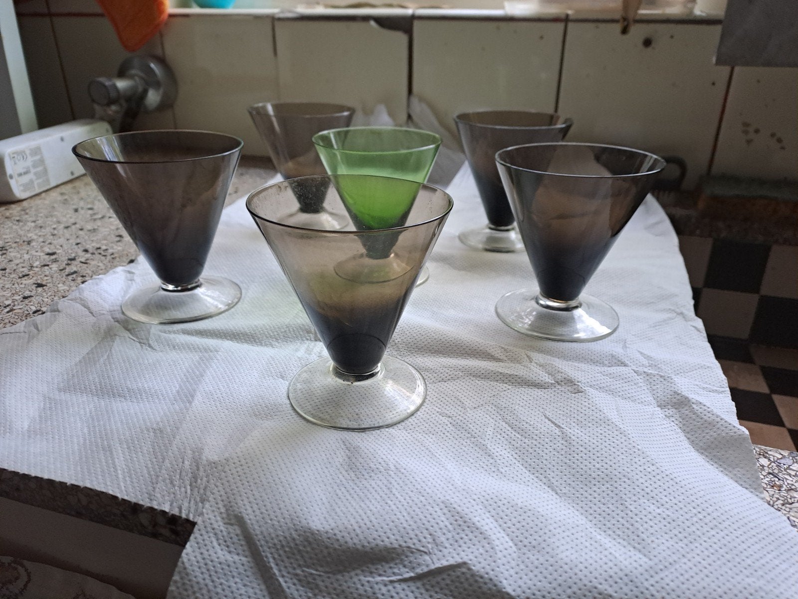 Set van 6 vintage vruchtensapglazen - 5 rookglas, 1 groen, Antiek en Kunst, Ophalen of Verzenden