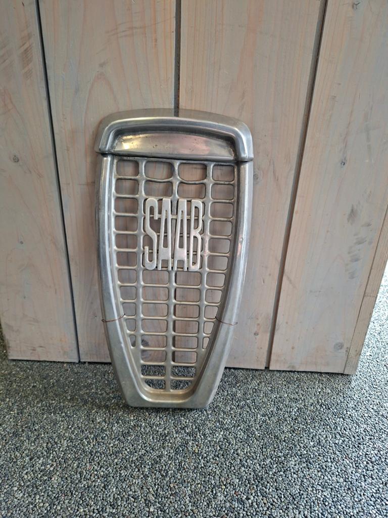 Saab 96 lange neus gril met logo en strips  gril, Ophalen of Verzenden