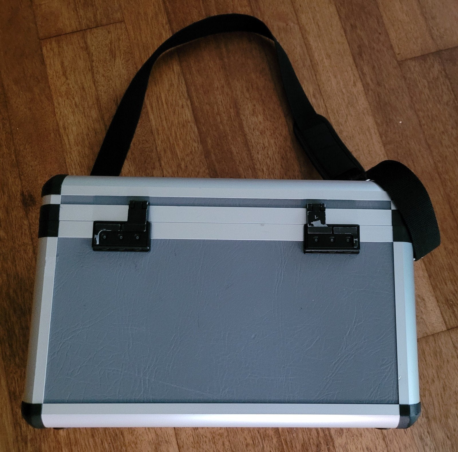 Aluminium koffer met schouderband en cijferslot, Sieraden, Tassen en Uiterlijk, Gebruikt, Slot, Minder dan 50 cm, Ophalen of Verzenden