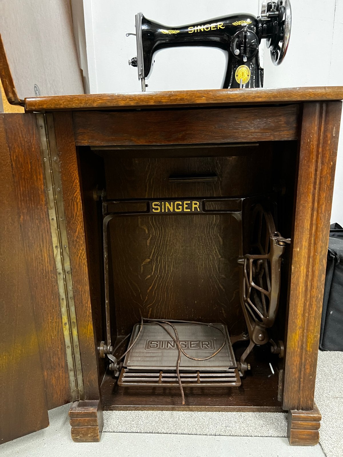 Antieke Singer Trapnaaimachine in Houten Meubel, Ophalen
