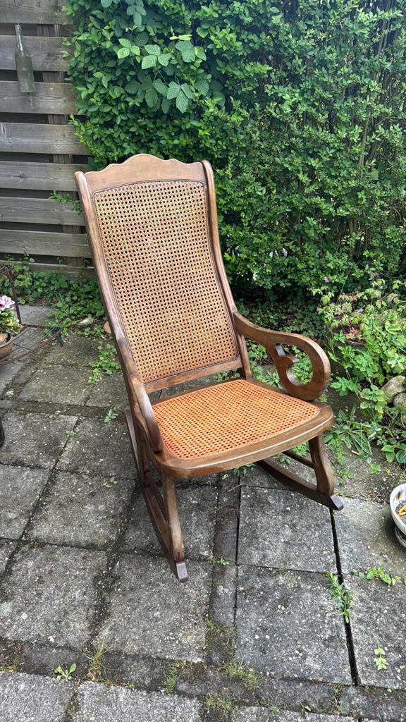 Antieke Schommelstoel met Rotan Zitting en Rugleuning, Ophalen of Verzenden