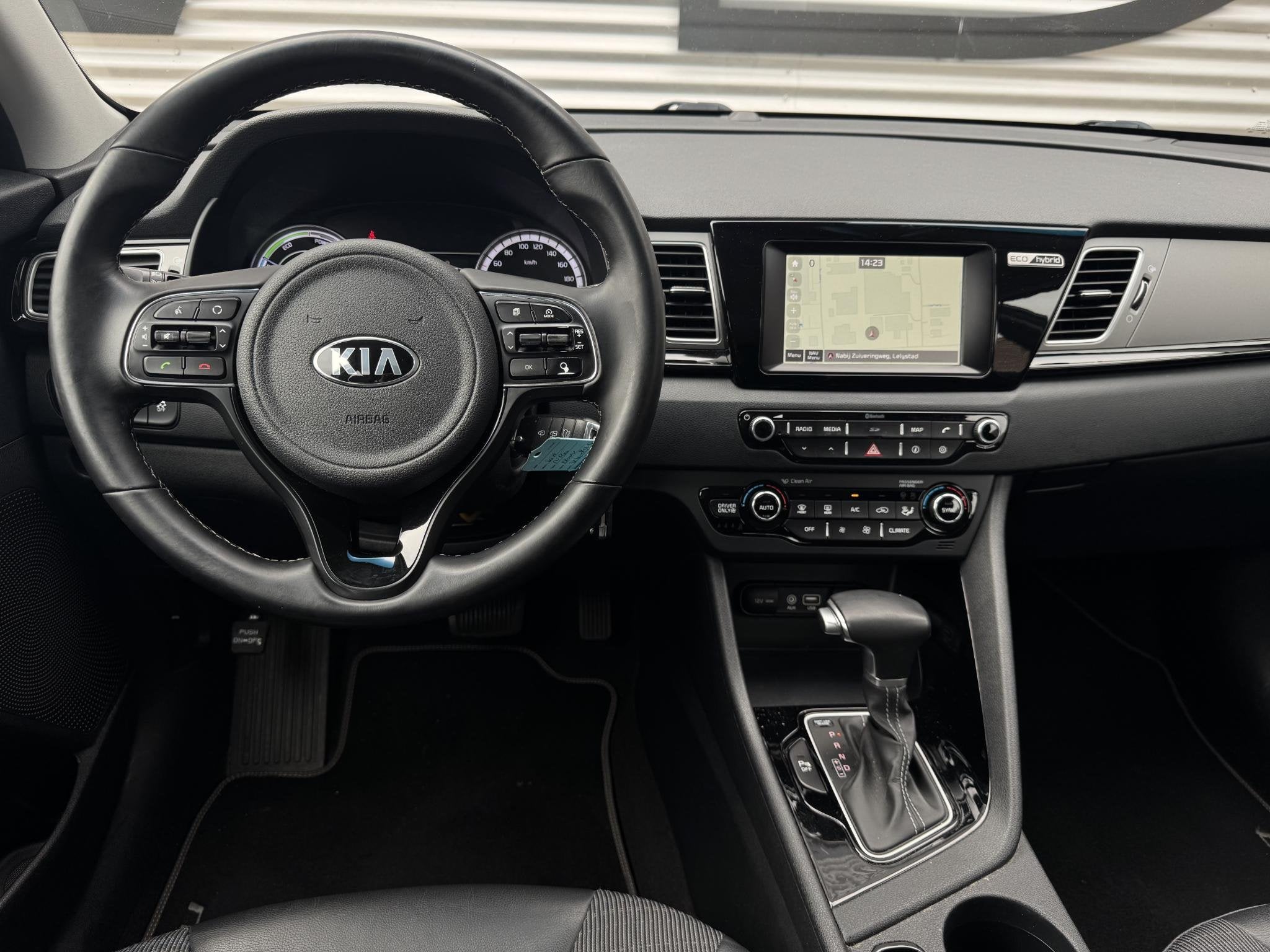 Kia Niro 1.6 GDi Hybrid First Edition 1e Eigenaar|Navi|Camer, Auto's, Gebruikt, Euro 6, 2 kWh, Blauw