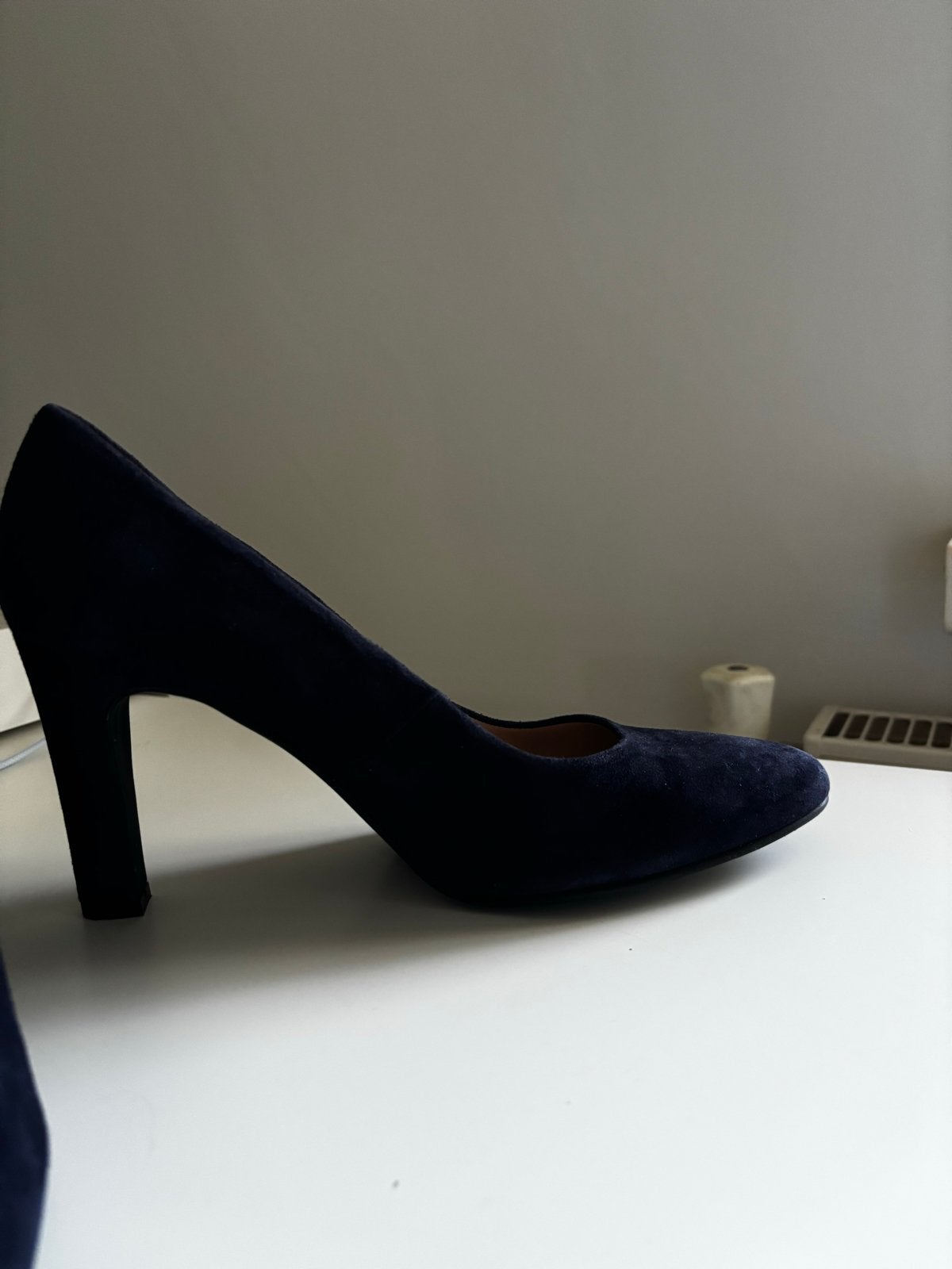 Manfield suède pumps - Donkerblauw, Ophalen of Verzenden, Zo goed als nieuw, Blauw, Pumps
