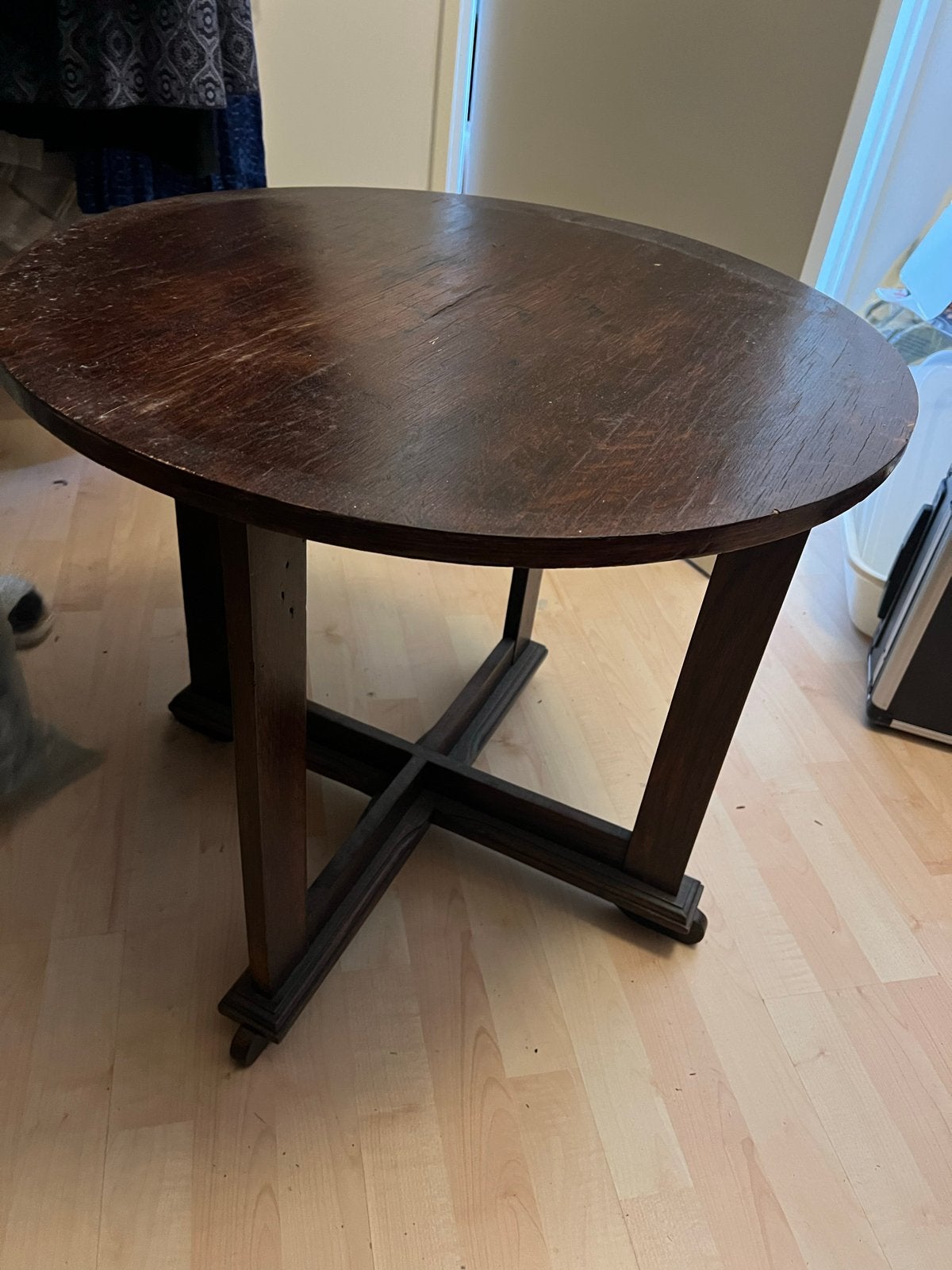 Ronde houten salontafel met kruispoot, Ophalen, Gebruikt, 100 tot 150 cm, Rond
