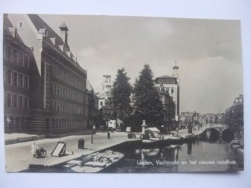P340 Leiden - Vischmarkt, nieuwe raadhuis - 1942, Verzenden, 1940 tot 1960, Gelopen, Zuid-Holland