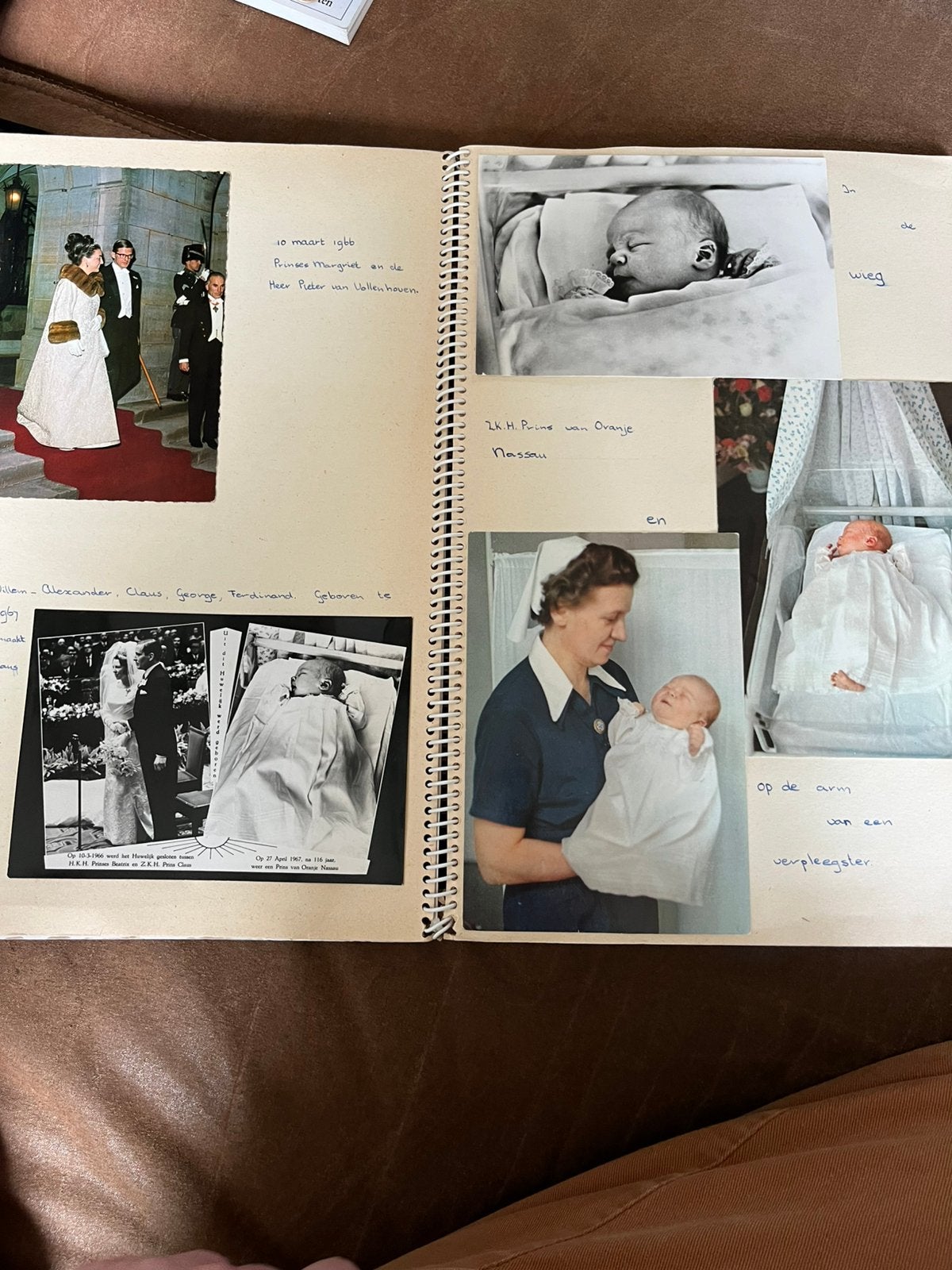 Nostalgisch plakboek Oranje Nassau (1966 - 1970) Zeer netjes, Verzamelen, Ophalen of Verzenden, Zo goed als nieuw, Tijdschrift of Boek