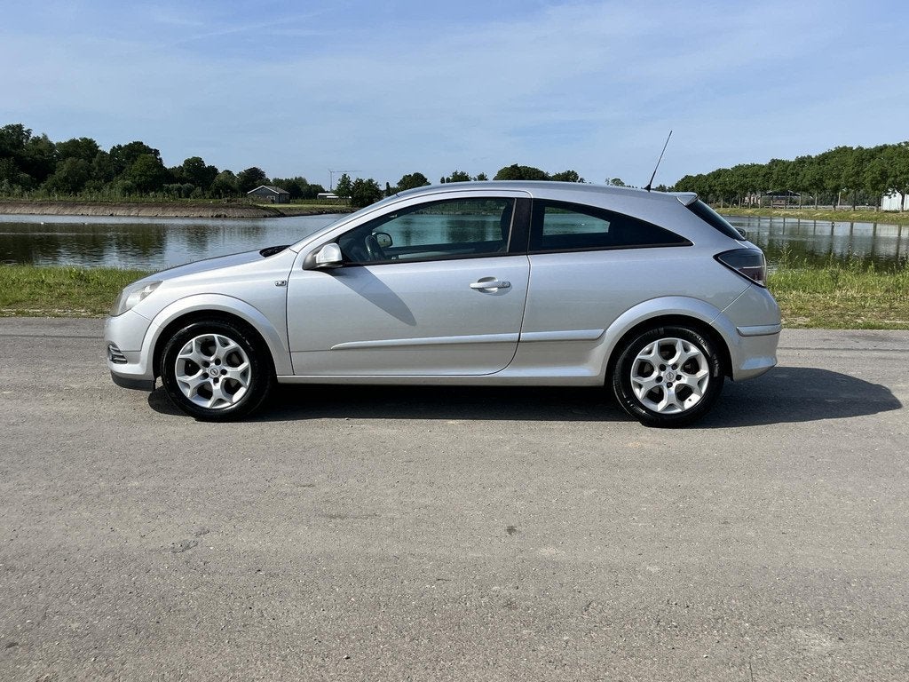 Opel Astra GTC 1.6 Sport Airco, cruise, radio, Auto's, Voorwielaandrijving, Zwart, 4 cilinders, 620 kg