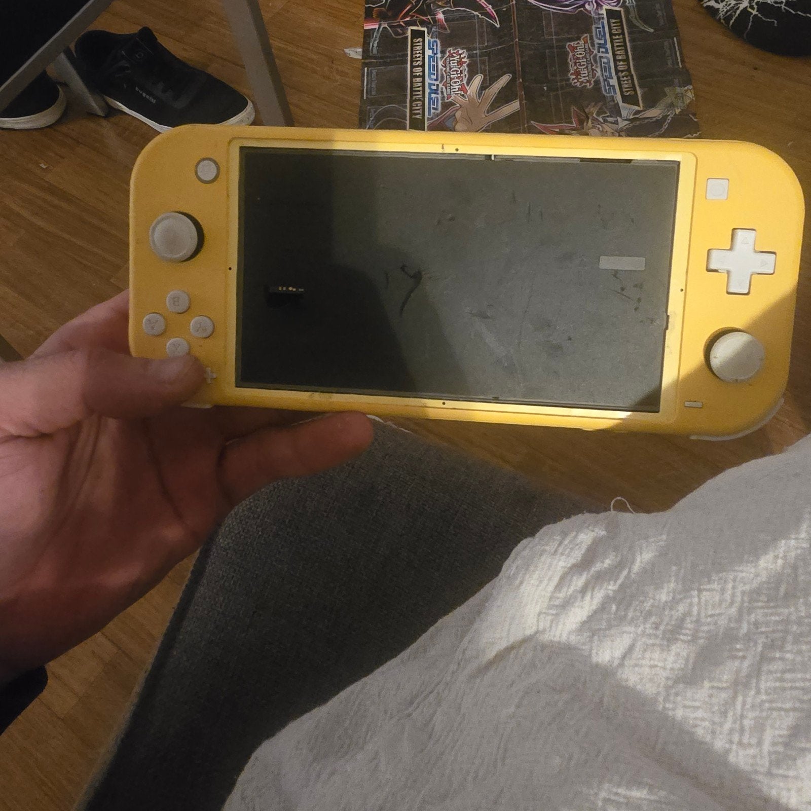 Defecte Nintendo Switch Lite - Geel (minder dan 3 jaar oud), Ophalen of Verzenden, Geel, Niet werkend