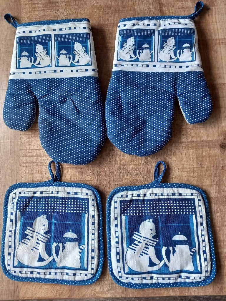 Twee ovenwanten en twee pannenlappen., Ophalen of Verzenden, Gebruikt, Blauw