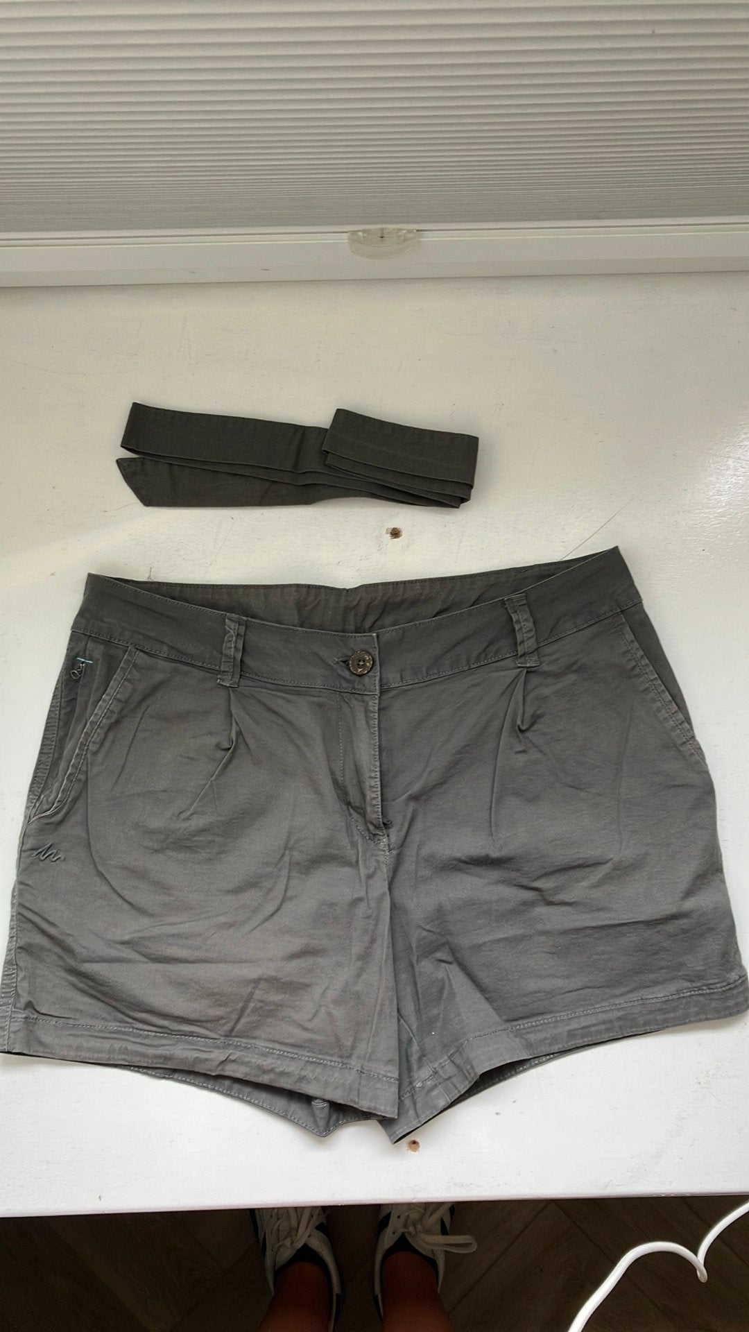 Grijs/groene korte broek, Kort, Maat 42/44 (L), Ophalen of Verzenden, Zo goed als nieuw