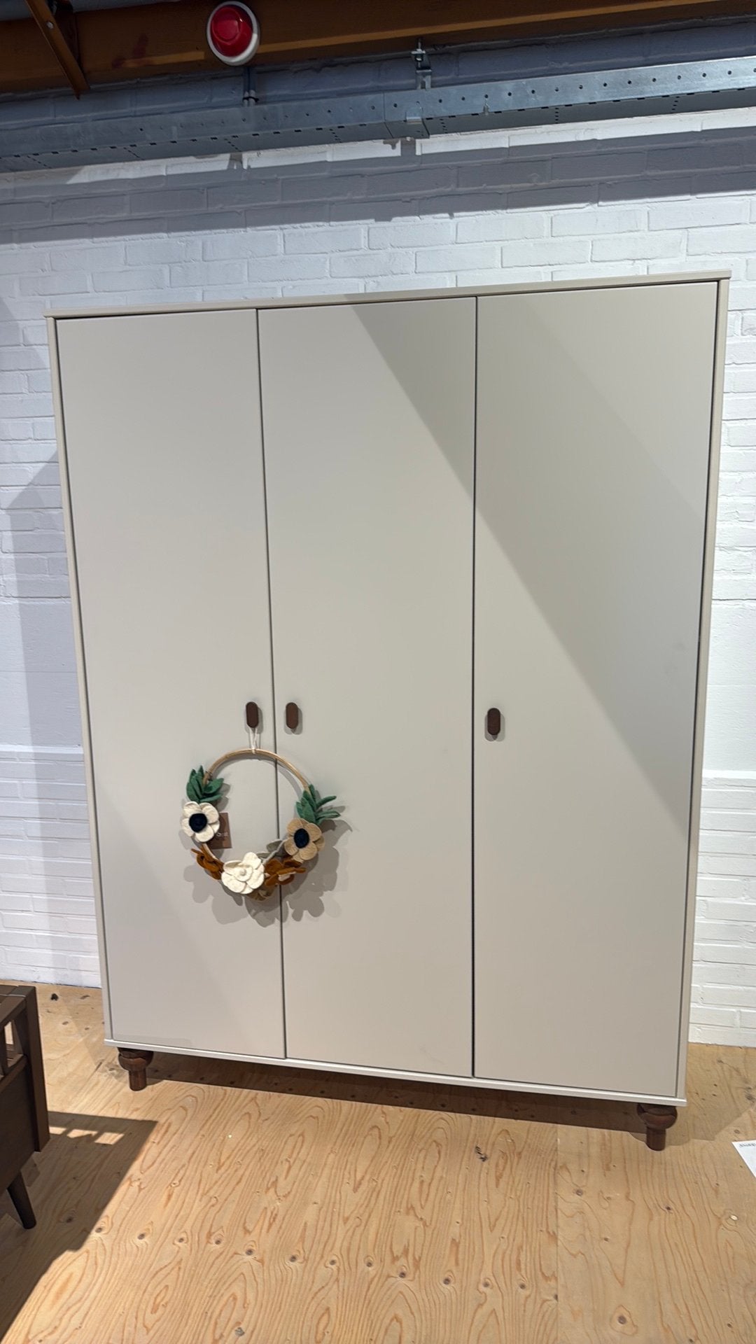 Europe Baby Olivia 3 deurs kast Oatmeal Walnoot, Ophalen, 50 tot 70 cm, 105 cm of meer, 100 cm of meer