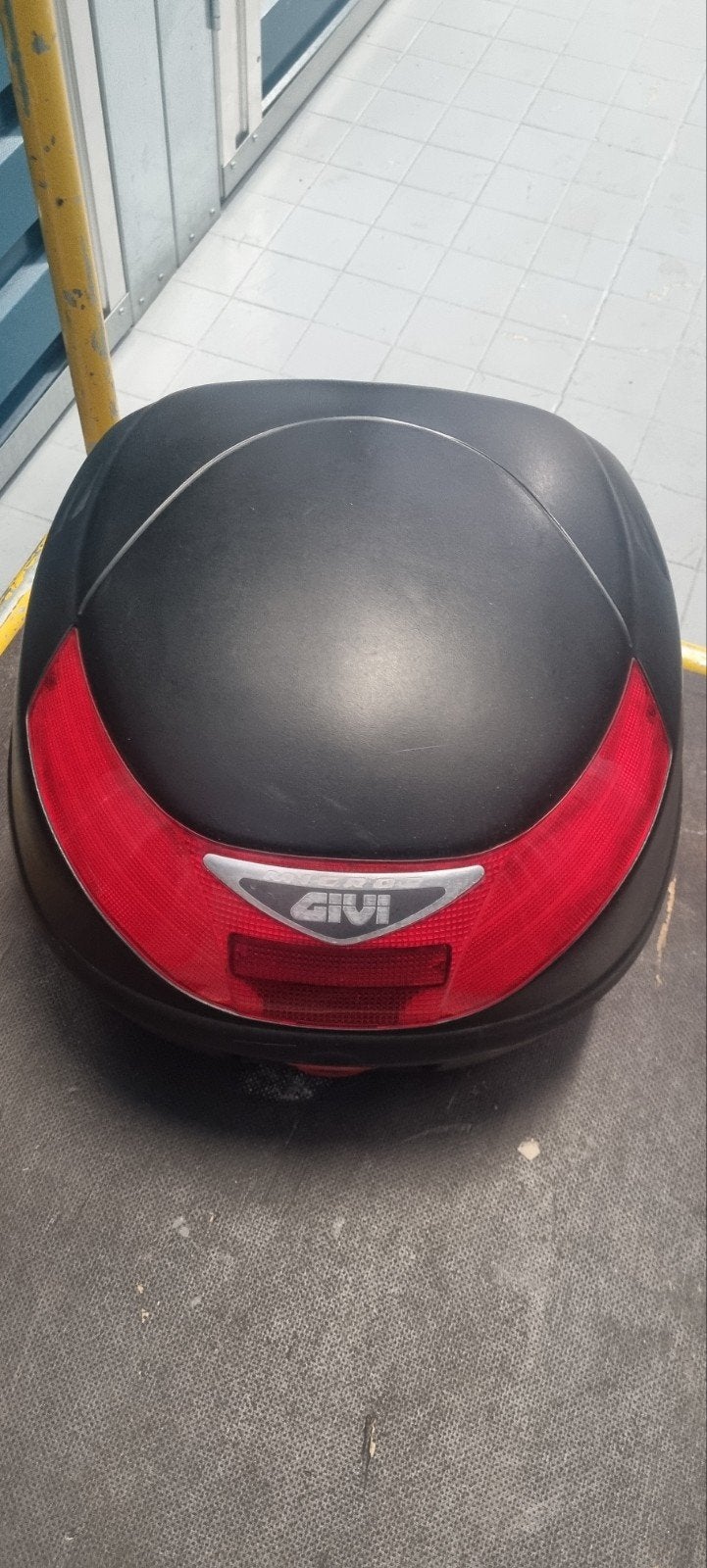 Givi Topkoffer voor Piaggio Beverly met bevestigingsplaat, Motoren, Ophalen of Verzenden, Gebruikt