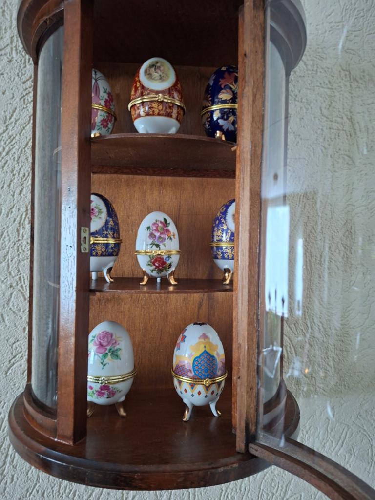 Decoratieve eieren - 8 stuks in vitrinekastje, Ophalen, Zo goed als nieuw