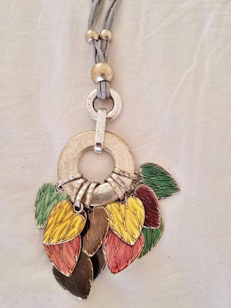Lange ketting zilverhanger gekleurde blaadjes hartjes, Nieuw, Ophalen of Verzenden, Zilver, Overige materialen