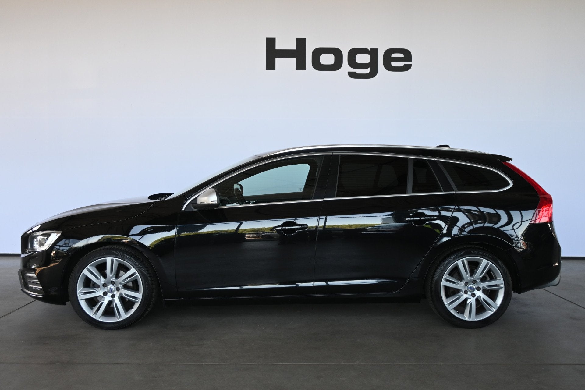 Volvo V60 2.0 D3 Nordic R-Design Automaat Clima Trekhaak Nav, Auto's, Gebruikt, 4 cilinders, Zwart, Origineel Nederlands