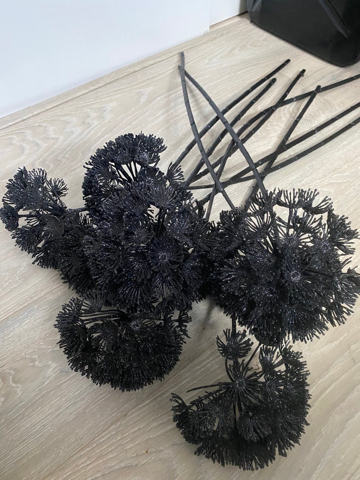Kunstbloem/tak berenklauw, zwart/zilver glitter, in 1 koop, Ophalen